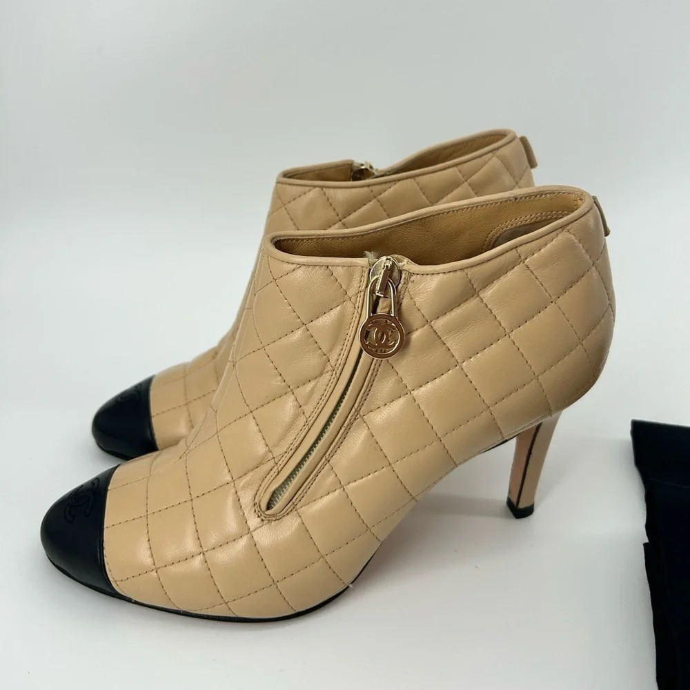 Chanel Beige Quilted Leather w Black Cap Toe Short Bootie Heels Size 38 07A - Picture 9 of 16